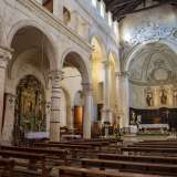Il suo interno invece, le cui navate sono scandite da preziose colonne corinzie, custodisce affascinanti affreschi murari, rare icone della Vergine e una suggestiva cripta